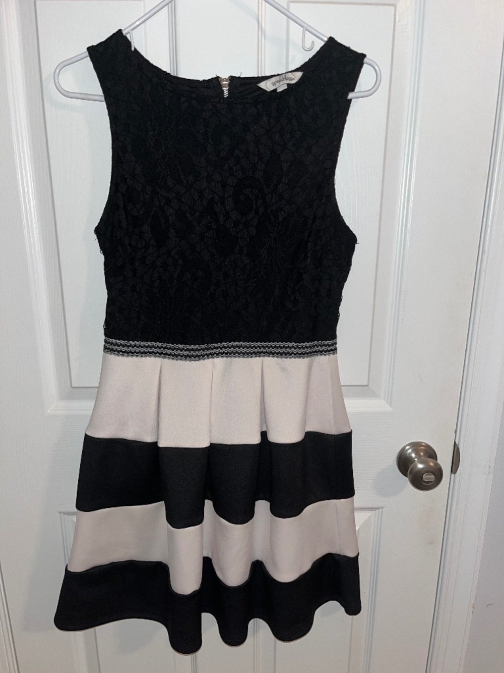Cocktail Homecoming Sleeveless Dress - Black and White